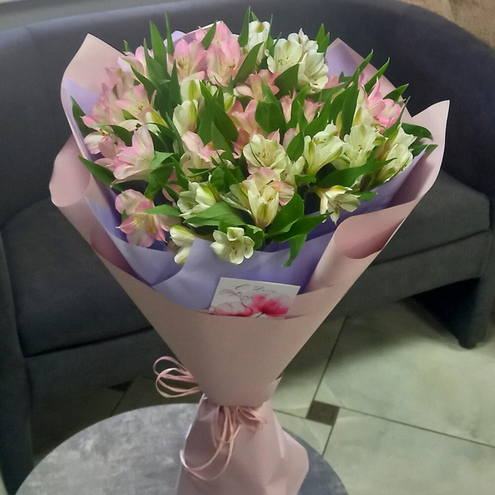 Букет из альстромерии нежный 🌸