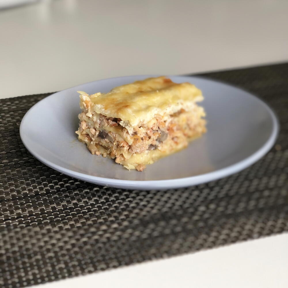 Лазанья с мясом , грибами и соусом Бешамель