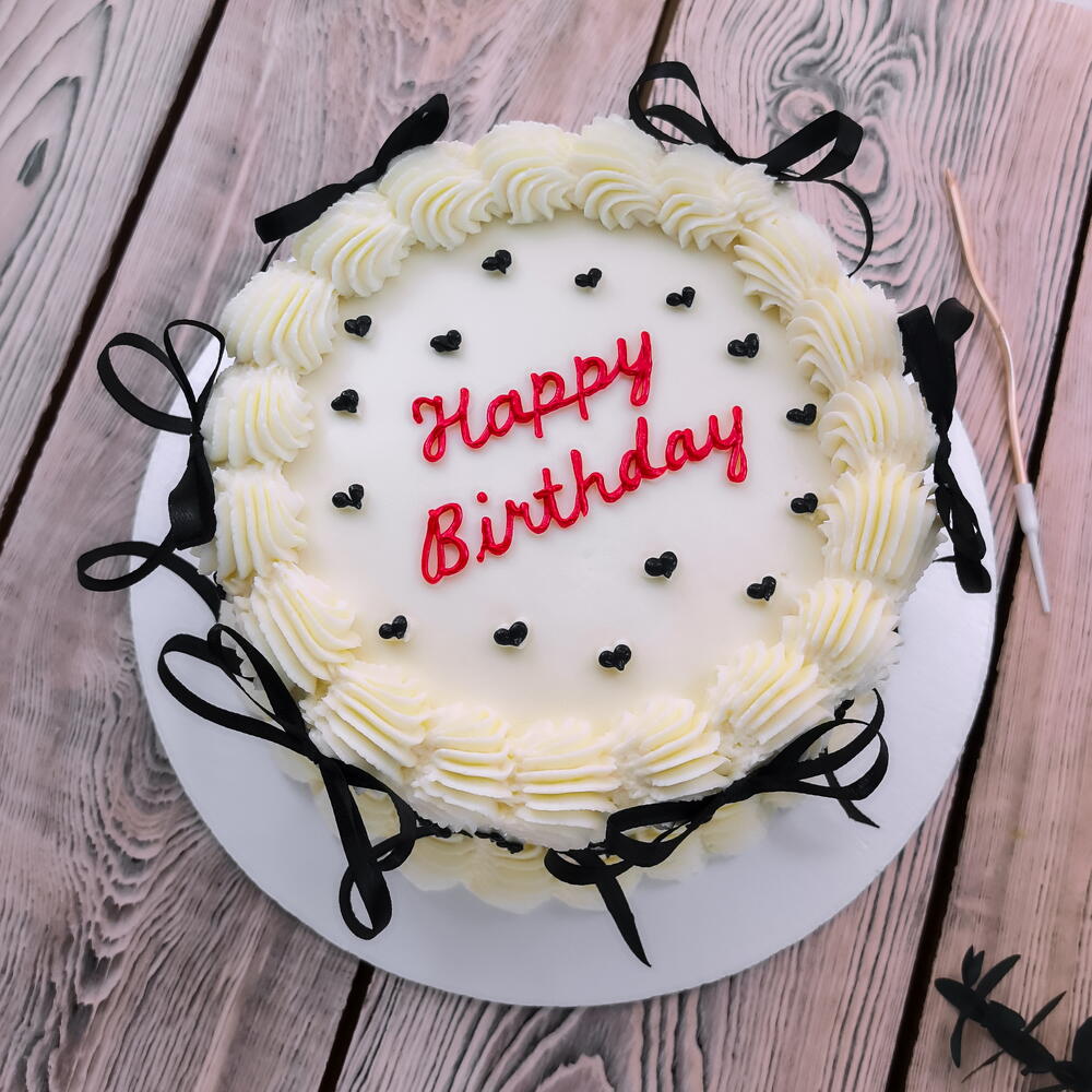 Торт в стиле Ламбет с рюшами и надписью Happy Birthday с бантиками, 1,5кг