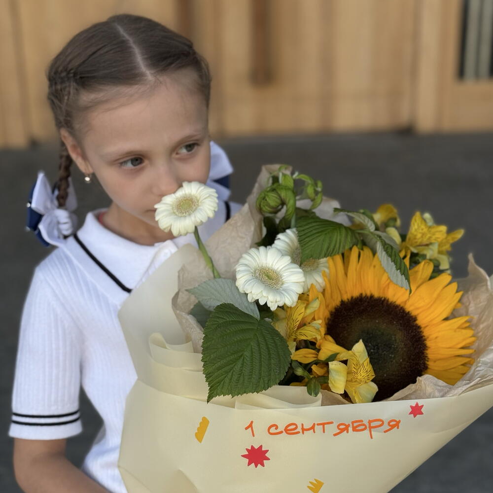 Букет на 1 сентября из подсолнуха, герберы и альстромерии