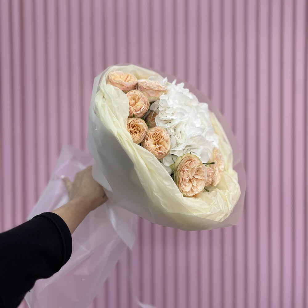 Нежный букет с гортензией и кустовыми розами