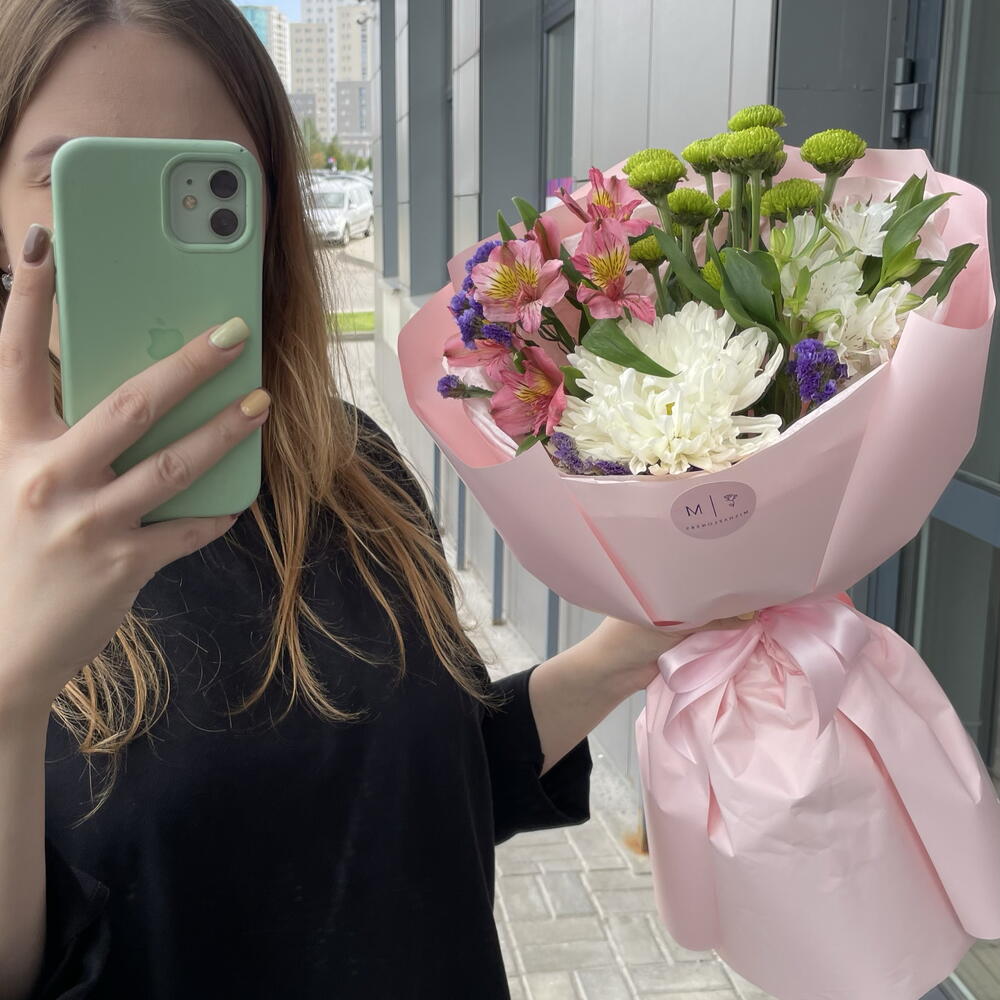 Букет с одноголовой хризантемой и статицей в нежно-розовой упаковке