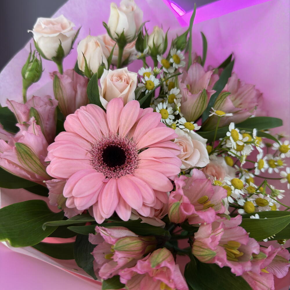 Авторский букет из герберы, альстромерии, кустовой розы, танацетума 💖