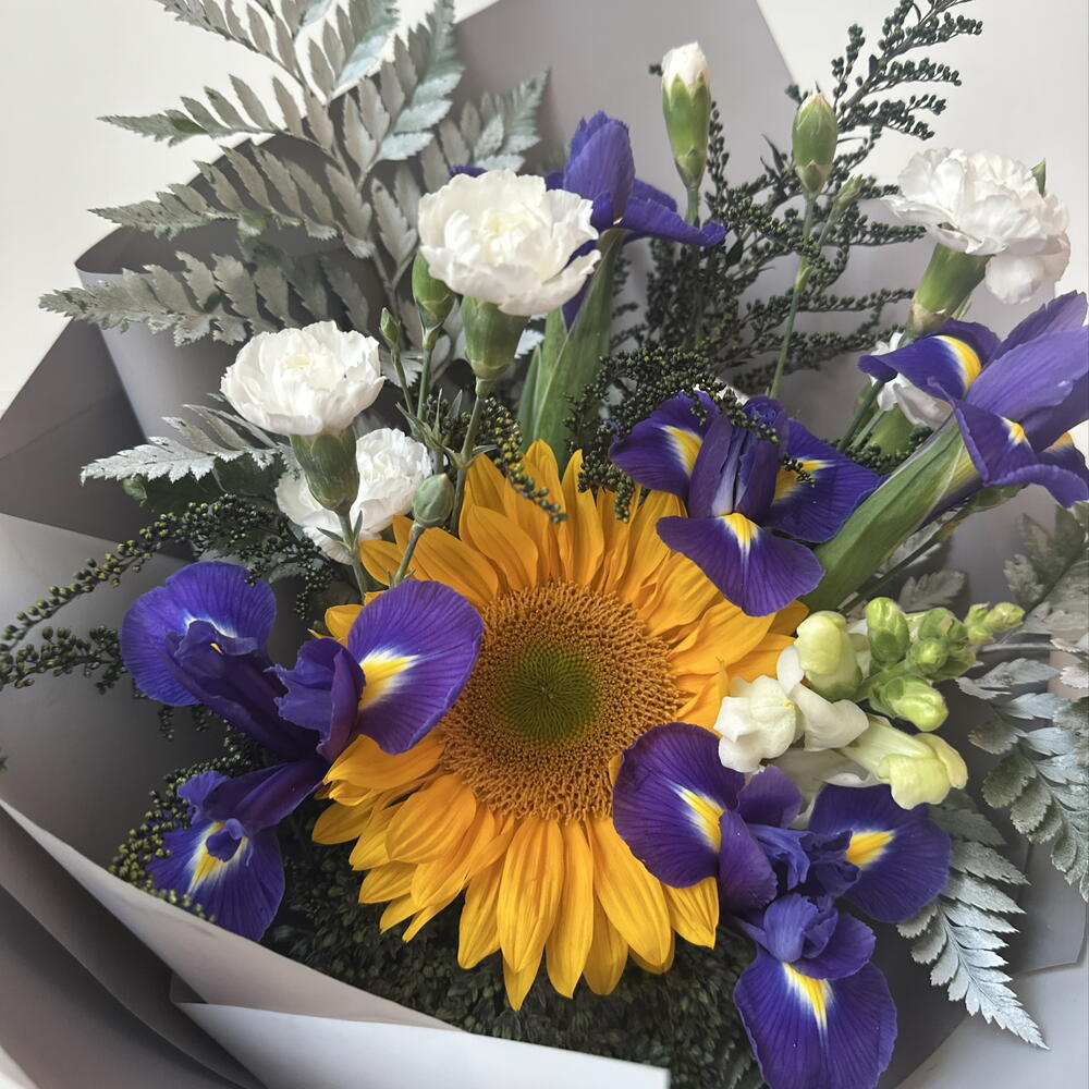 Букет с подсолнухом и ирисами 🌻
