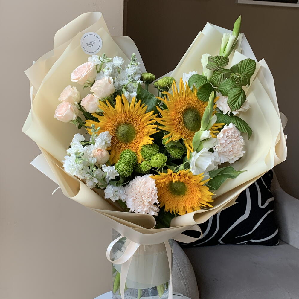 Букет «Подсолнухи» с гладиолусами и маттиолой💛