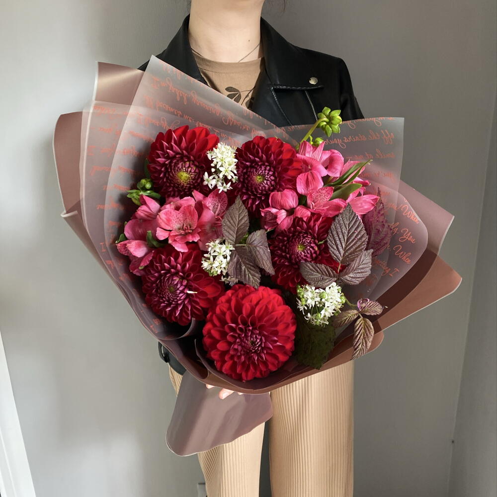 Ягодный букет с георгинами,альстромерией,аллиумом🌺
