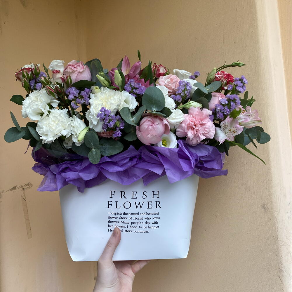 Композиция весенняя феерия 💐 «энтузиаст» в составе кустовая Роза JULIETT, диантусы, статица, эустома/лизиантус, эвкалипт