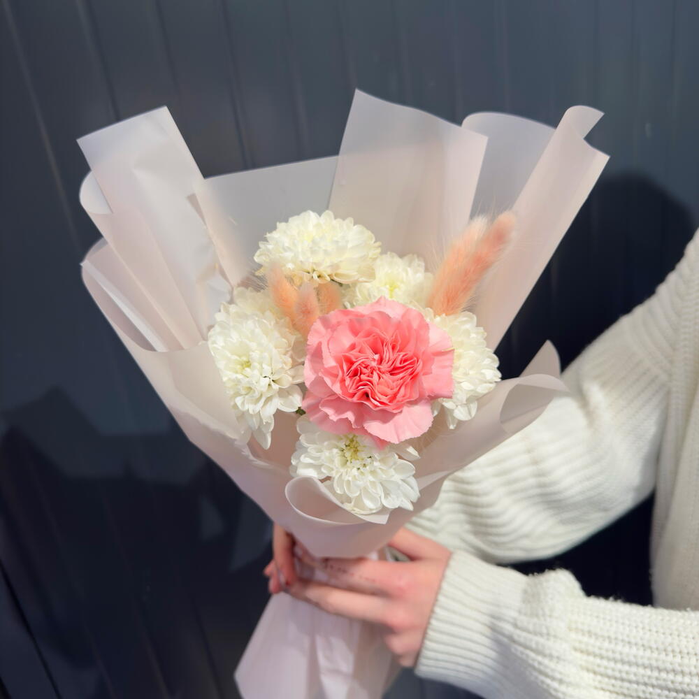 Мини-букет «Нежный комплимент» 💞 белая хризантема, диантус Букет-комплимент «Fluffy Soft»