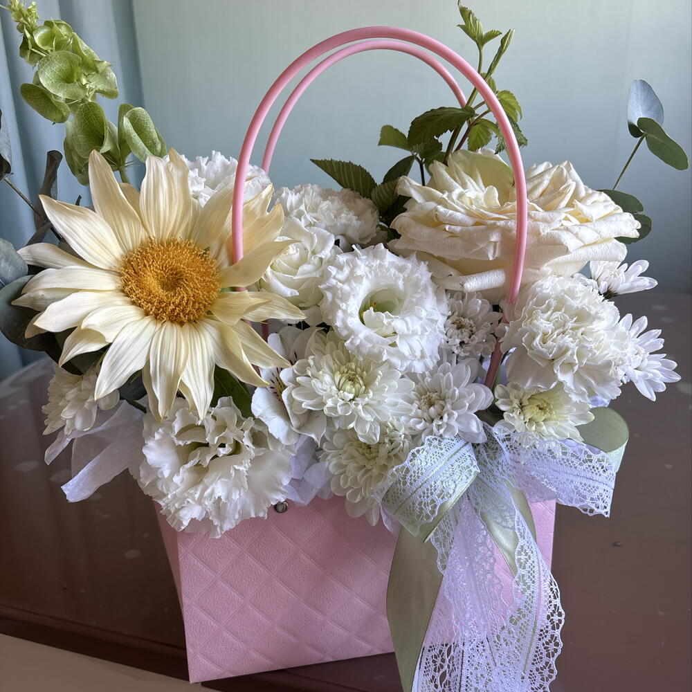 Композиция из эустомы белой,роз канделайт, подсолнуха,белых диантусов💕🌸