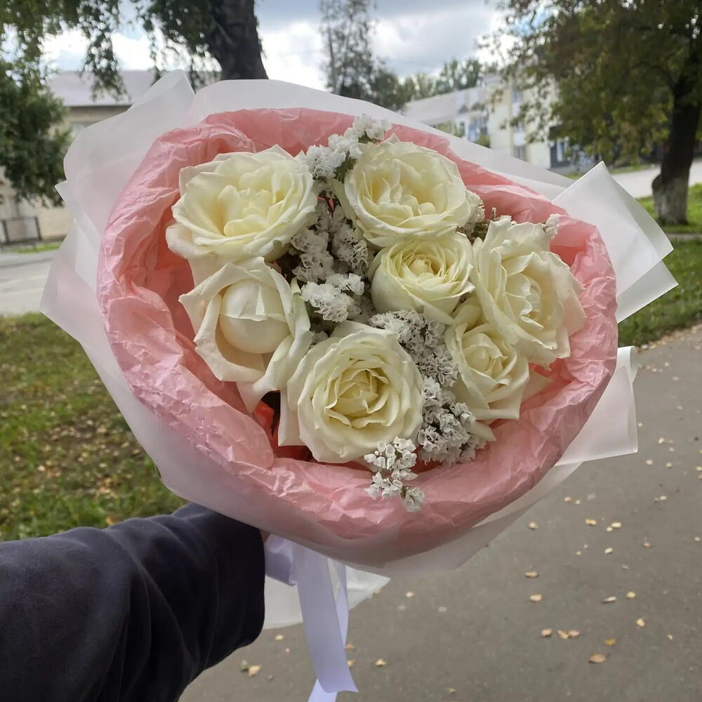 Белые розы и статица🤍