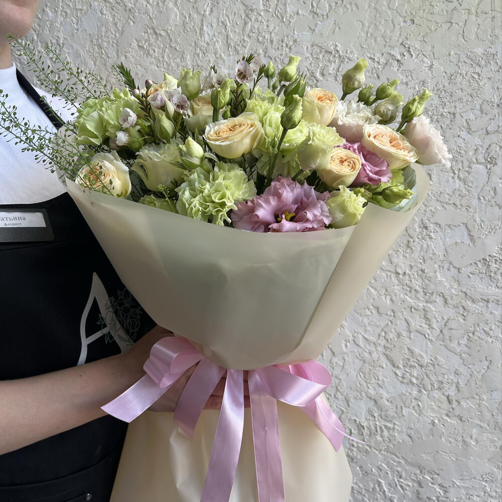 Нежный букет из кустовых роз, эустомы, диантусов, хамелациума и тласпи