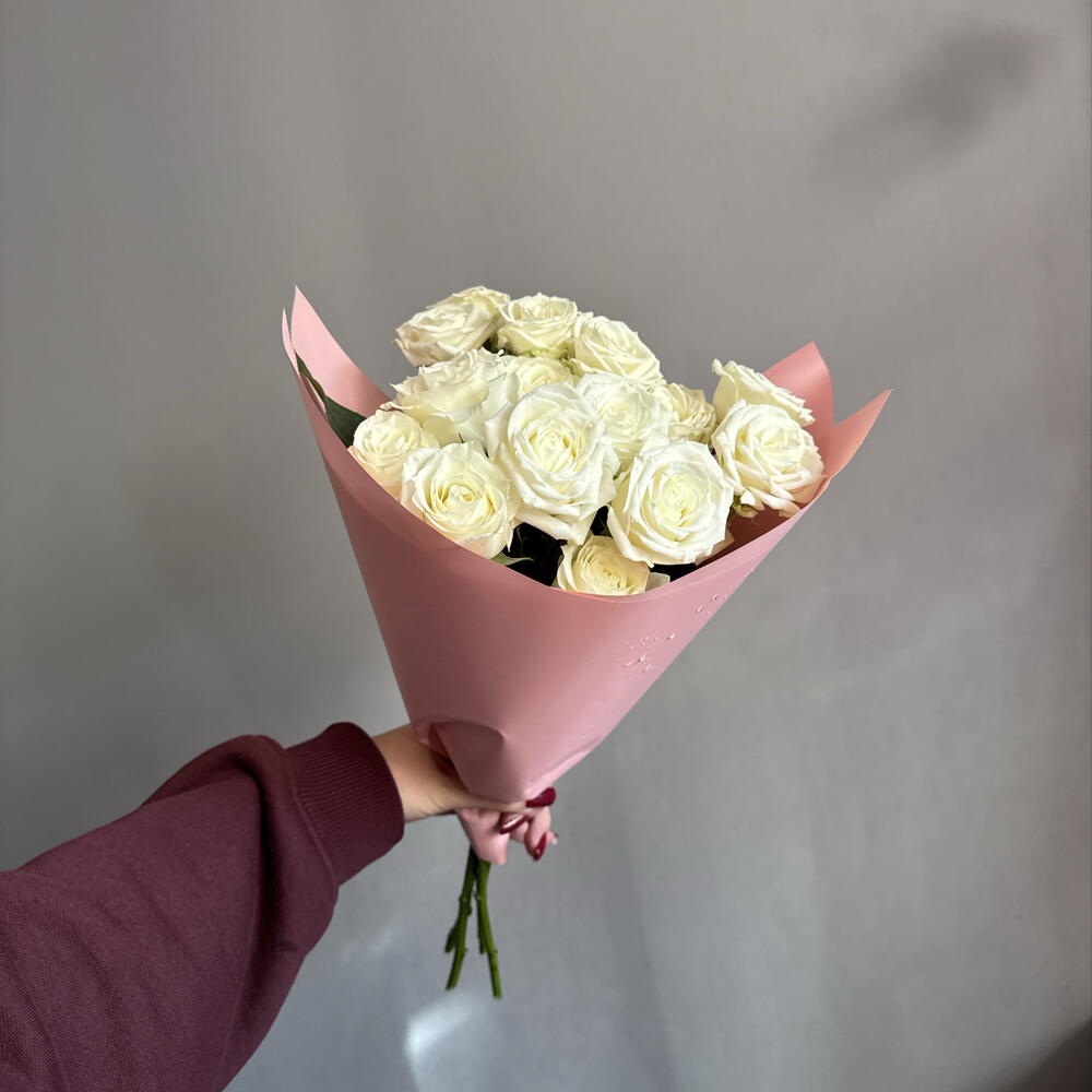 Комплимент белые кустовые розы