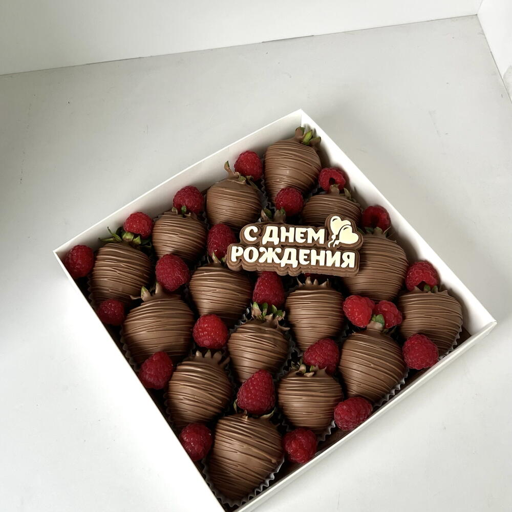 Клубника в шоколаде на день рождения с малиной