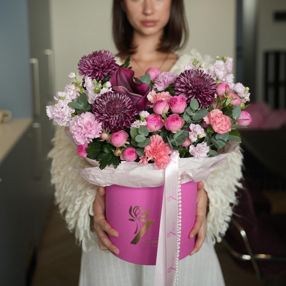 Композиция малиновая для мамы (хризантема, калла, маттиола, кустовая роза, диантус, эвкалипт)