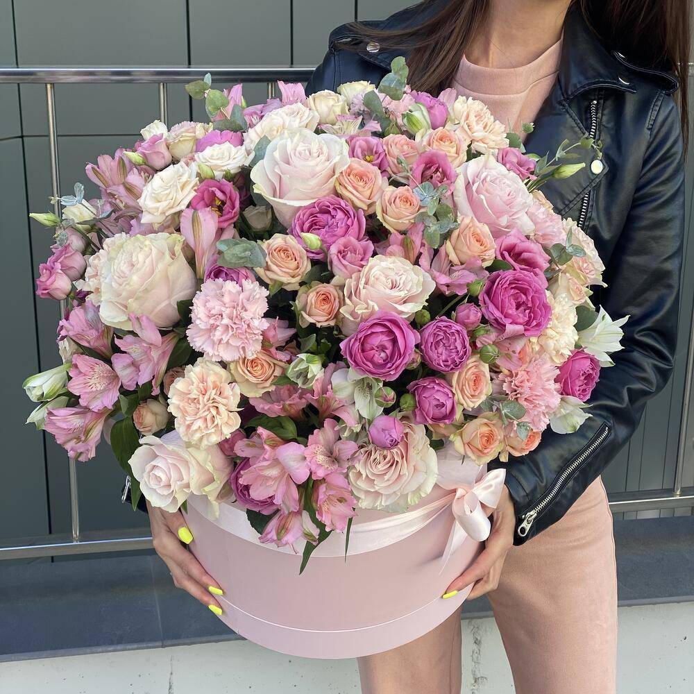 The box is a pearl of beauty made of bush roses, alstroemeria, eustoma and dianthus
