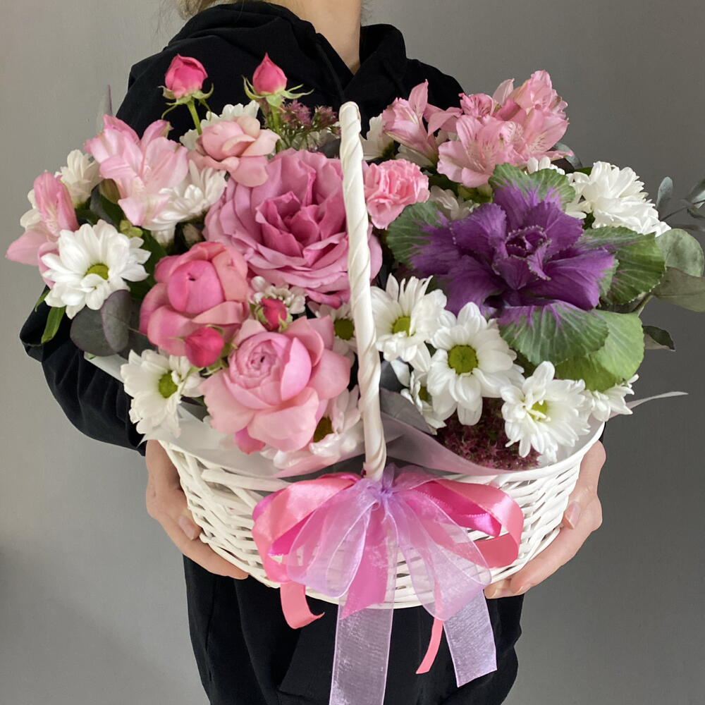 Композиция в корзине с брассикой,пионовидной розой,ромашкой 🩷🥰🌺