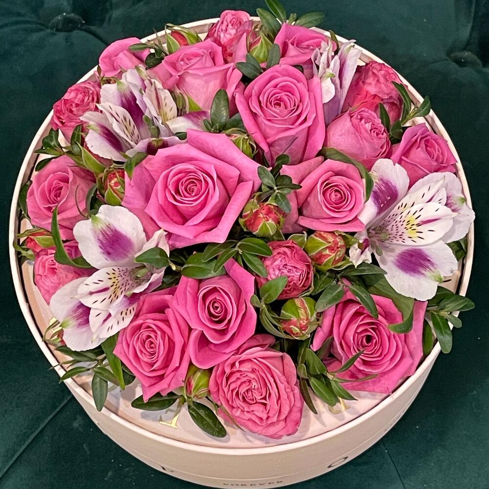Цветы в коробке с куполом