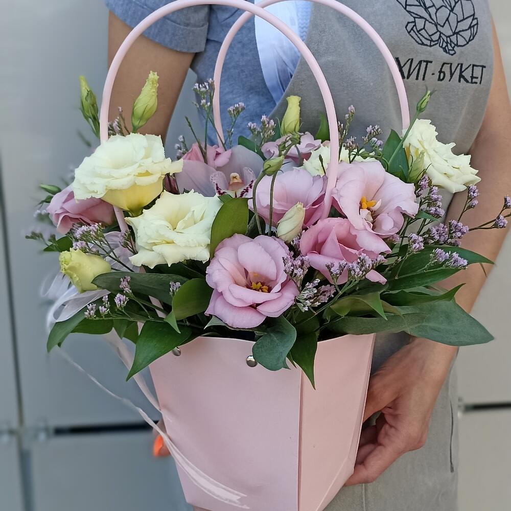 Сумочка с лизиантусами и орхидеей, Цветы и подарки в Москве, купить по ...