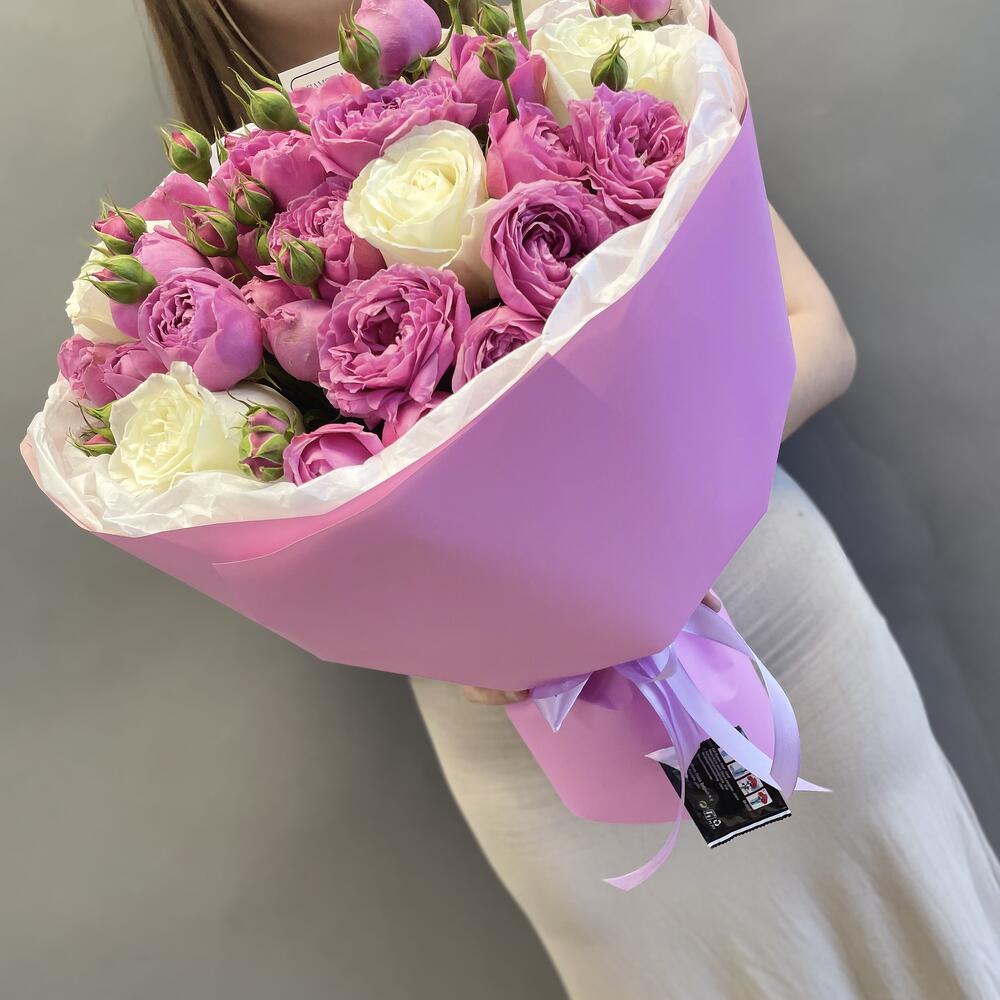 Пионовидные розы 🥀 белые на розовом
