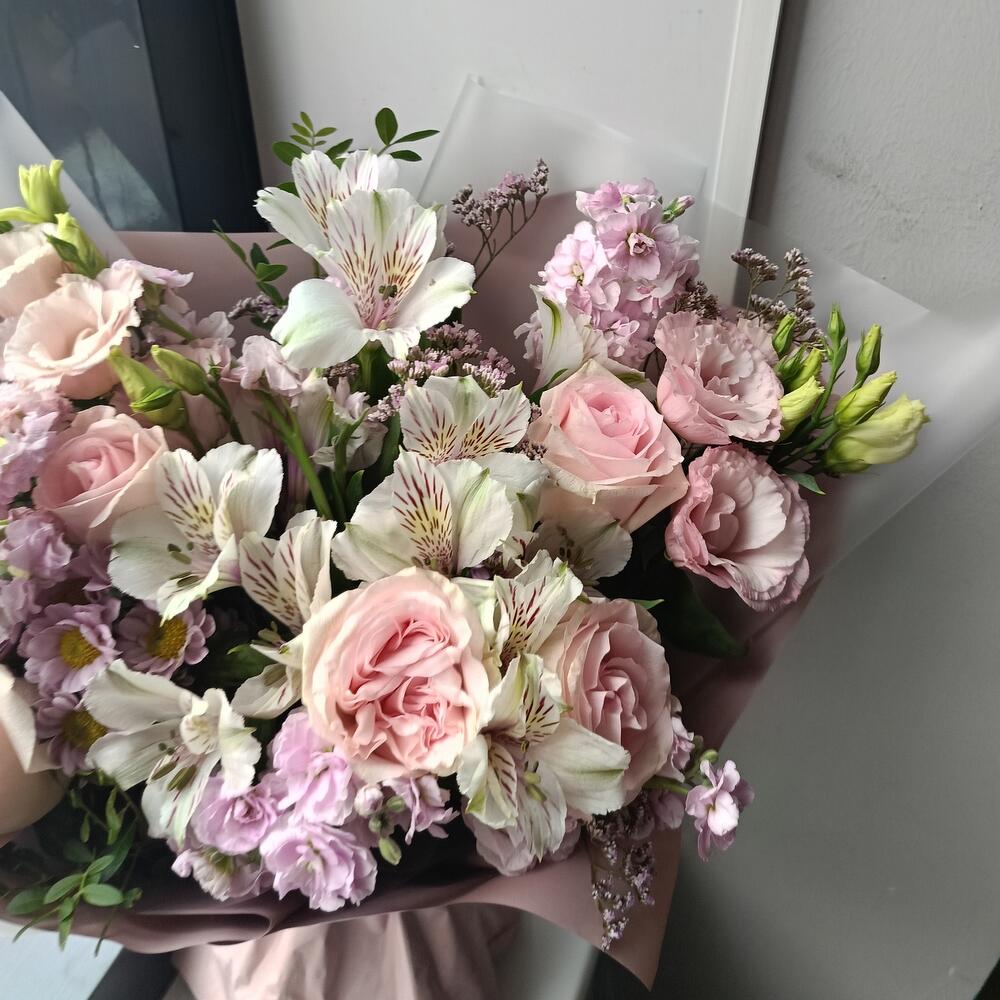 Букет с розами, альстромерией и матиоллой 💜Розы Дофаминовый букет На выпускной