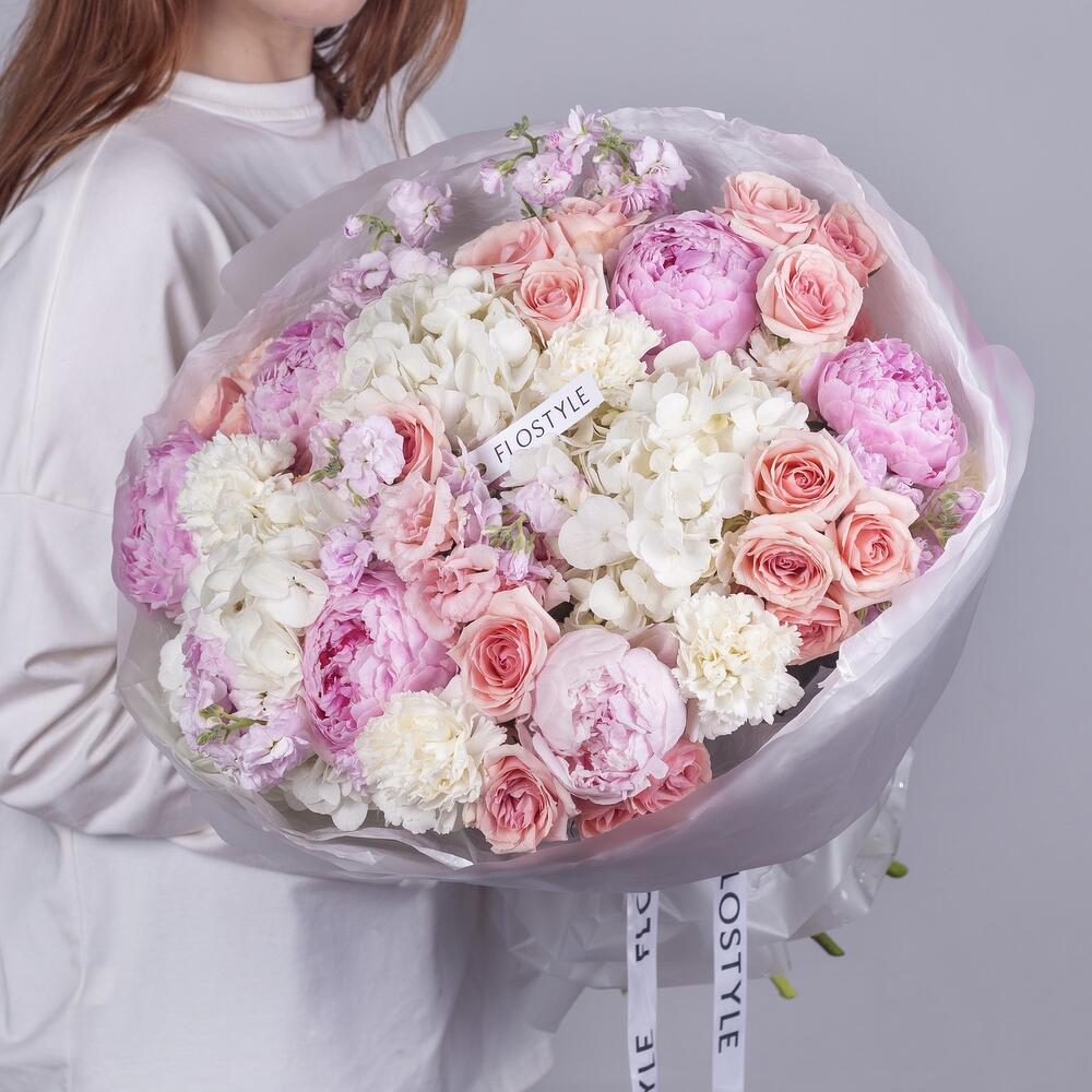 Букет с гортензией и пионами, кустовой розой Candy Rose
