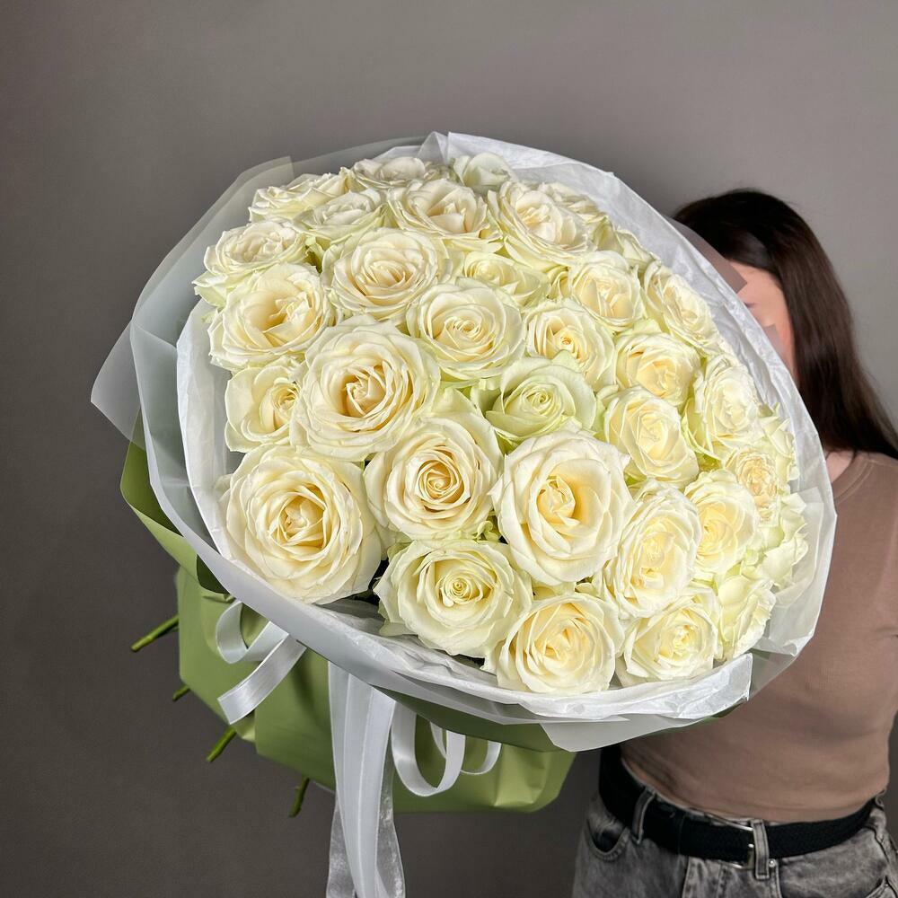 Нежный букет из 35 белых роз