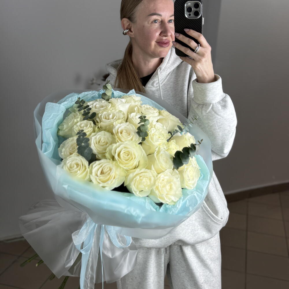 Букет из 25 белых роз с эвкалиптом
