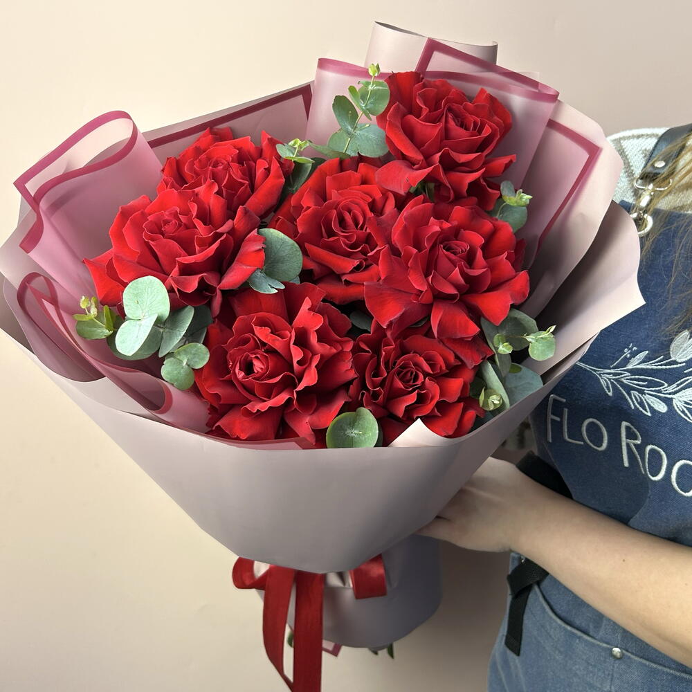 Розы красные Софи Лорен с эвкалиптом