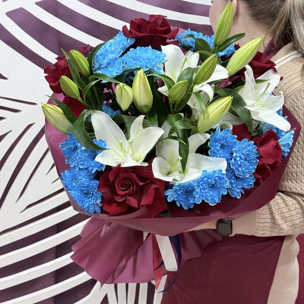 Букет с французскими розами,лилиями и кустовой хризантемой 🤍💙️
