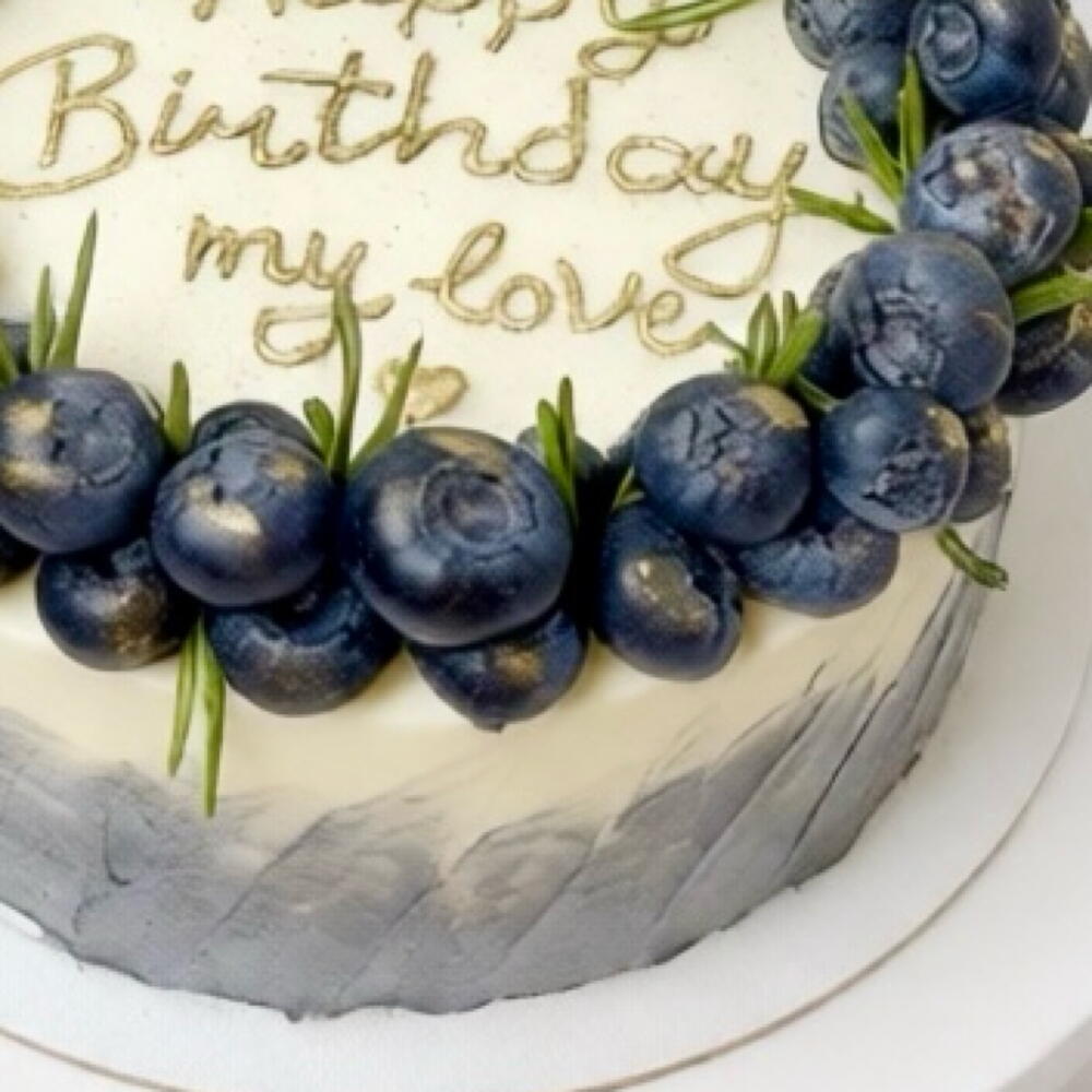 Торт на день рождения с голубикой,с мазками «Happy Birthday