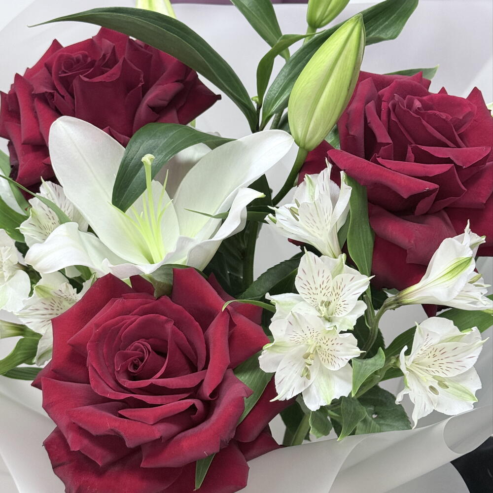 Букет🌺«Росинка» из лилии,французская роза и альстромерии
