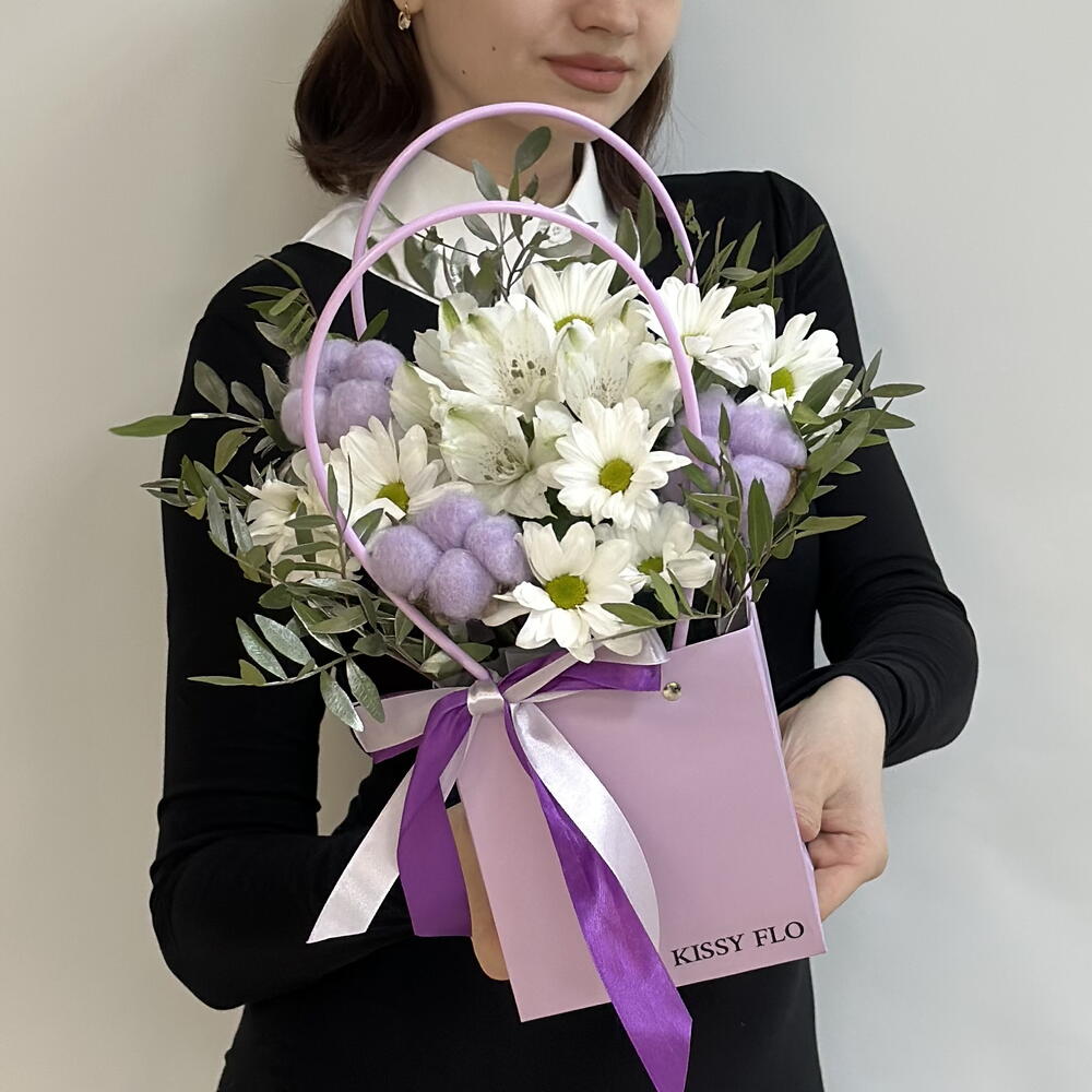 Композиция в сумочке из кустовой ромашки, альстромерии, хлопка и зелени