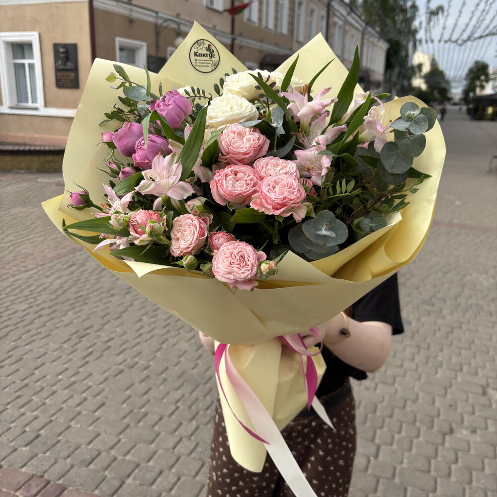 Букет «Романтика» из кустовых роз, альстромерий
