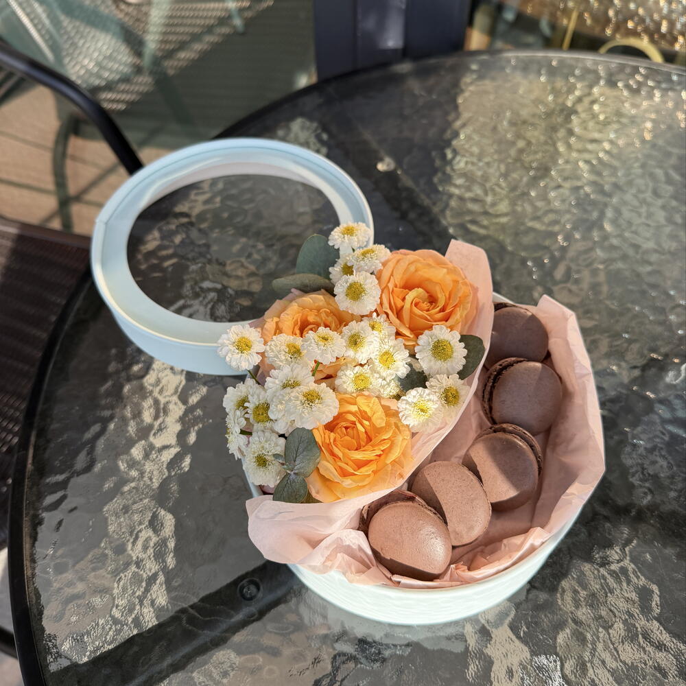 Коробочка с пионовидной розой и макаронс шоколад
