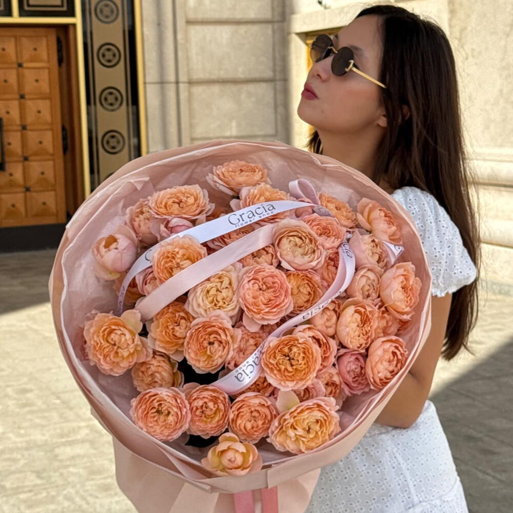Airy bouquet of spray roses