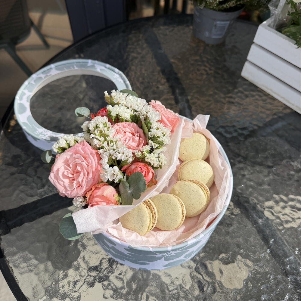 Коробочка с цветами и макаронс фисташка 5 шт