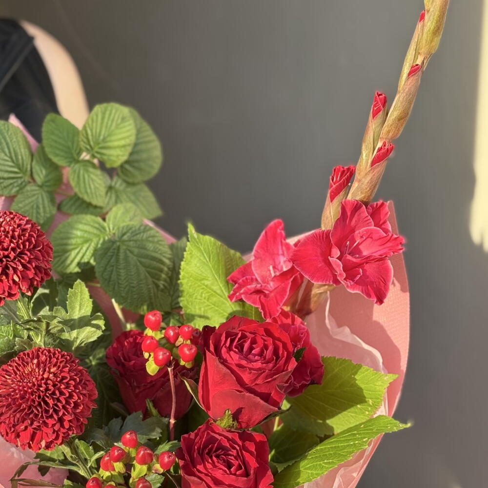 Букет на 1 сентября из красных роз с гладиолусом и хризантемами 🌹
