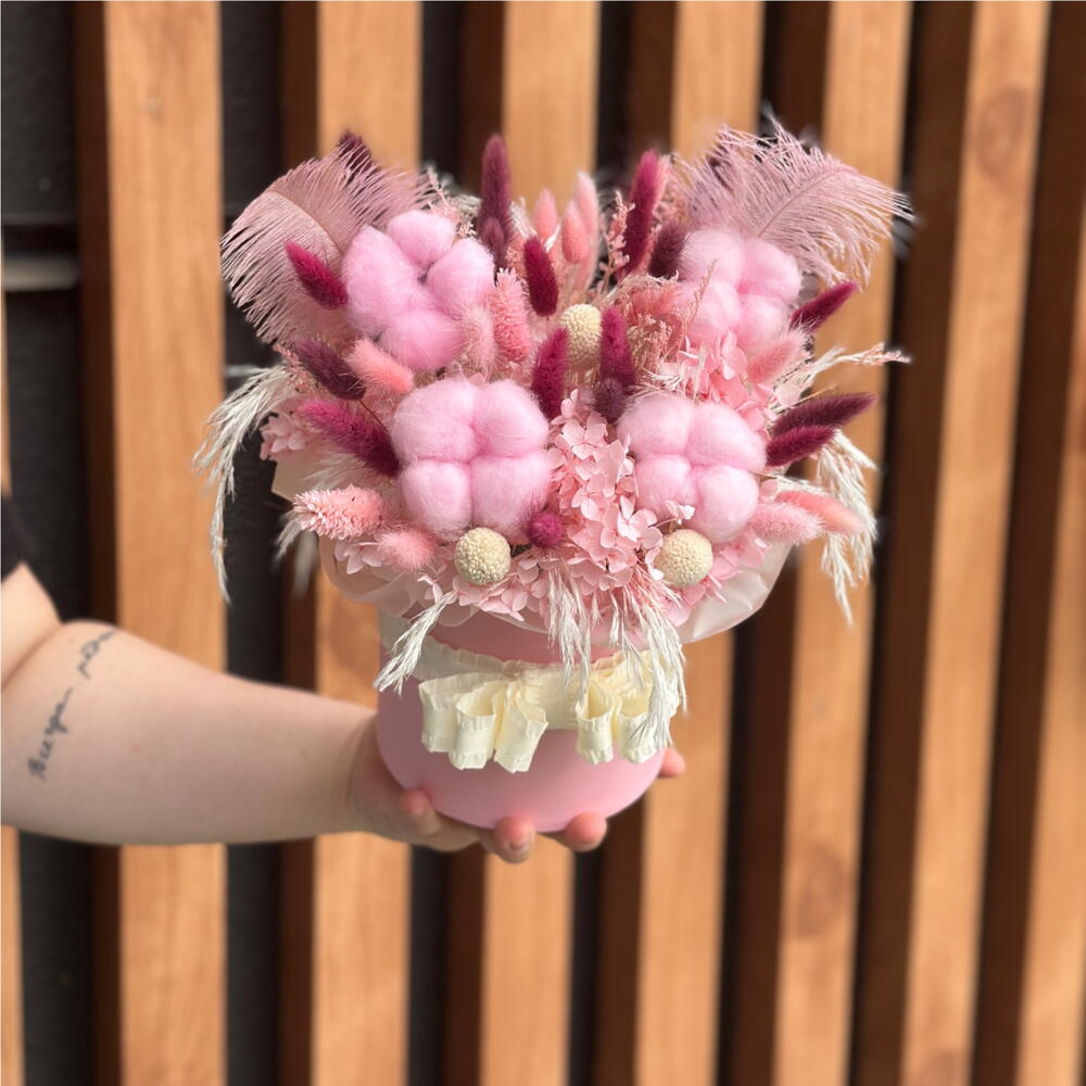 Шляпная коробка из сухоцветов: гортензии, краспедии, хлопка, лимониума, пампасной травы и декора