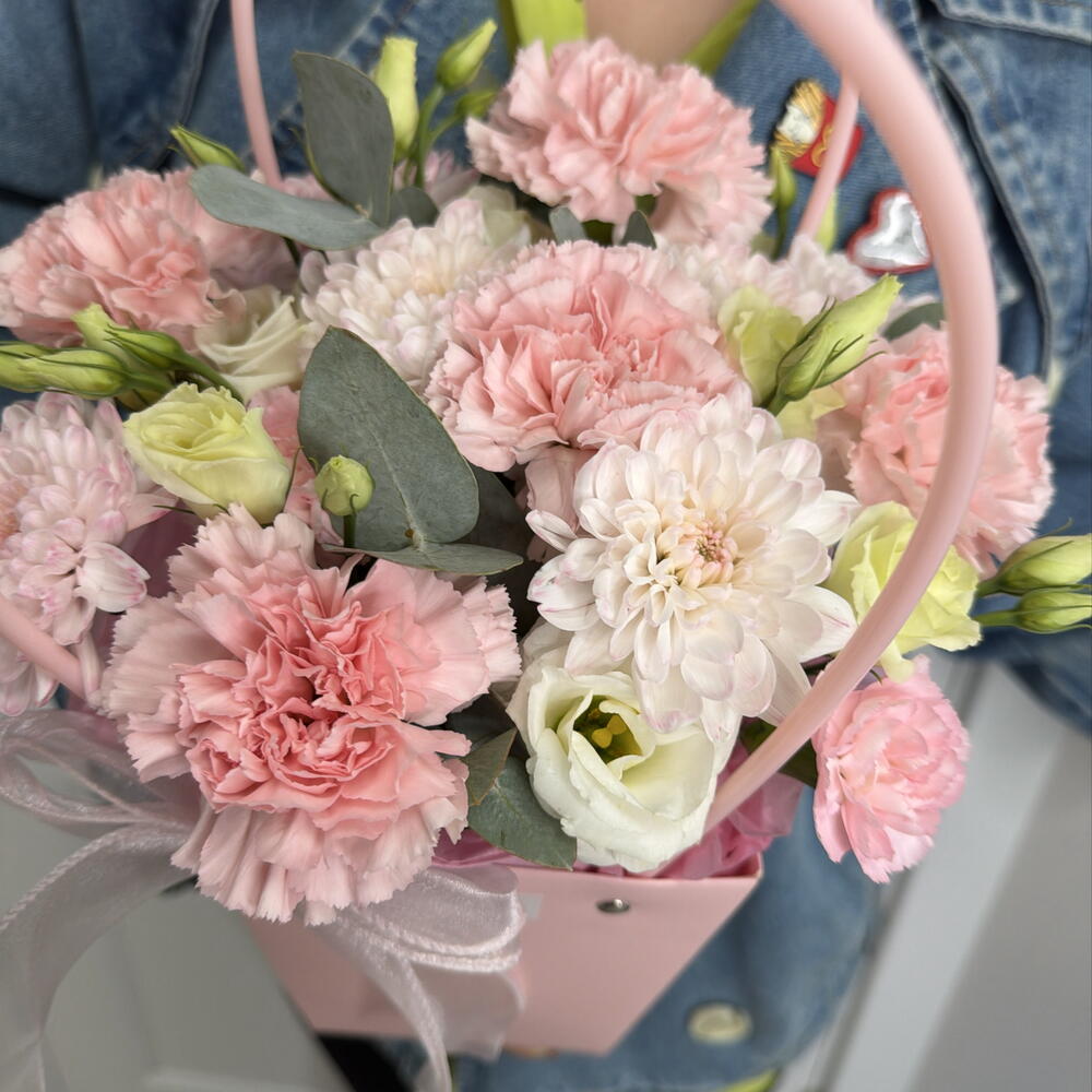 Розовая сумочка эустома, диантус, хризантема Bloom room