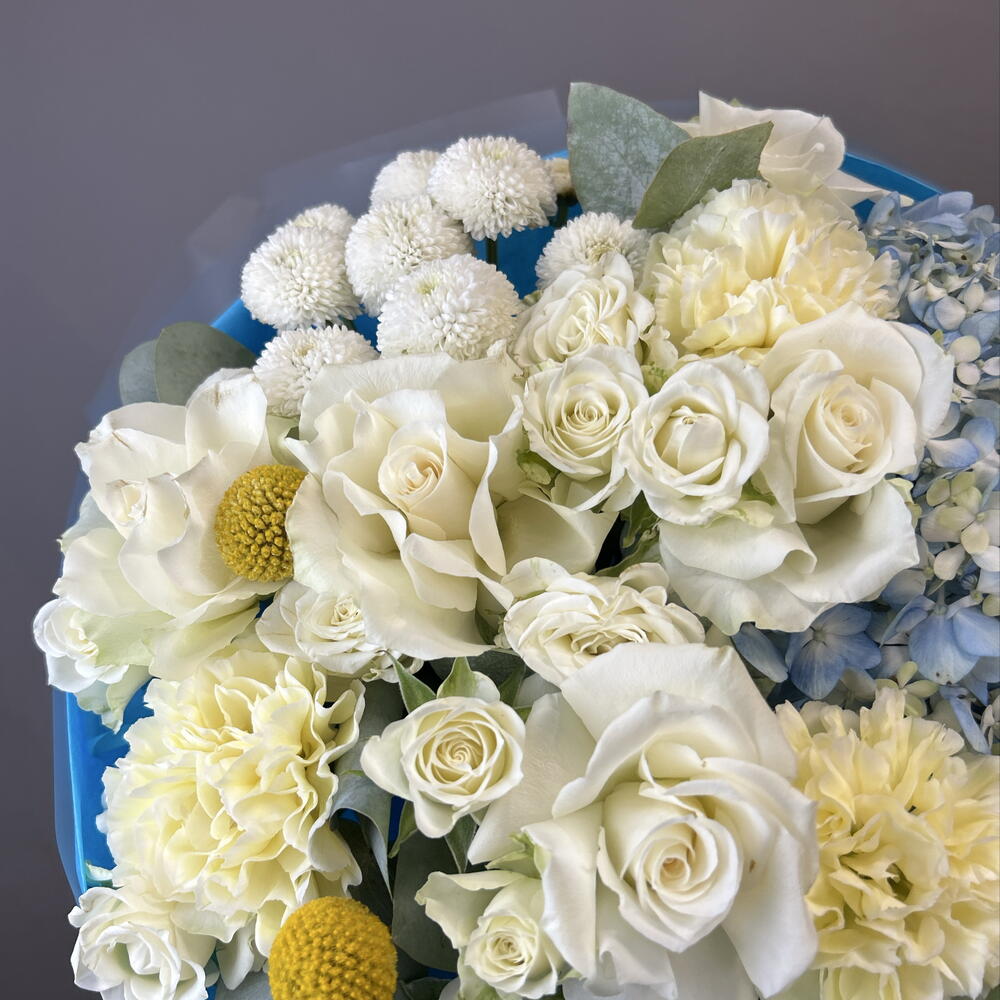 Летнее небо ( гортензия, кустовые розы, диантусы, краспедия) 4437