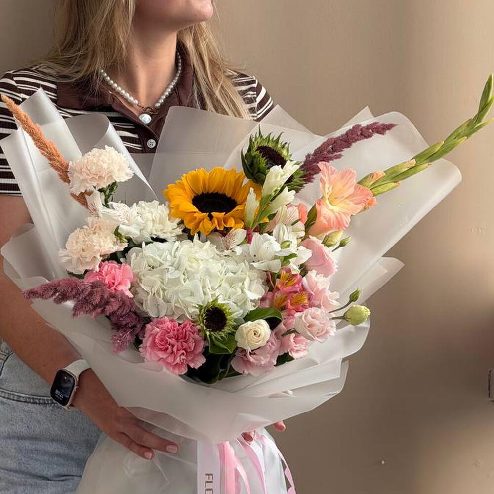 🌻Букет «Солнечный комплимент» — подсолнух, гортензия и нежные цветы в розово-белой гамме