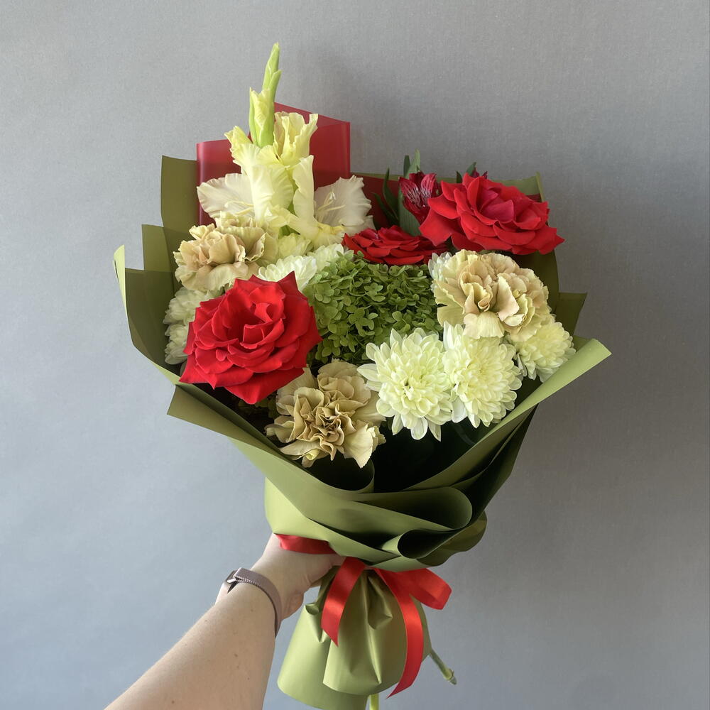 Лаймовый чизкейк 💚 яркий букет с алыми розами, диантусами, хризантемами, гладиолусом