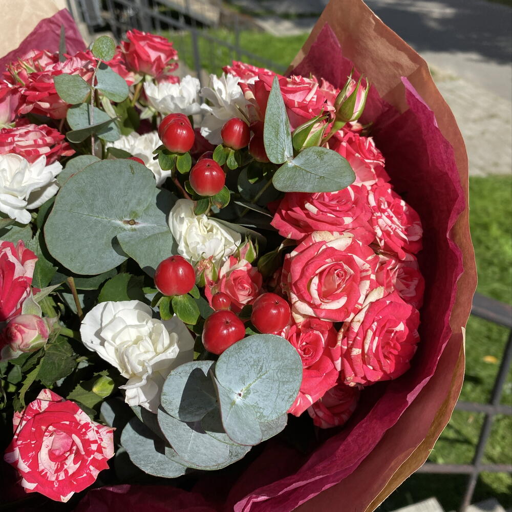 Букет малиновый 💗 «садовый восторг» в составе кустовые розы, кустовые лиантусы WHITE, эвкалипт, гиперикум
