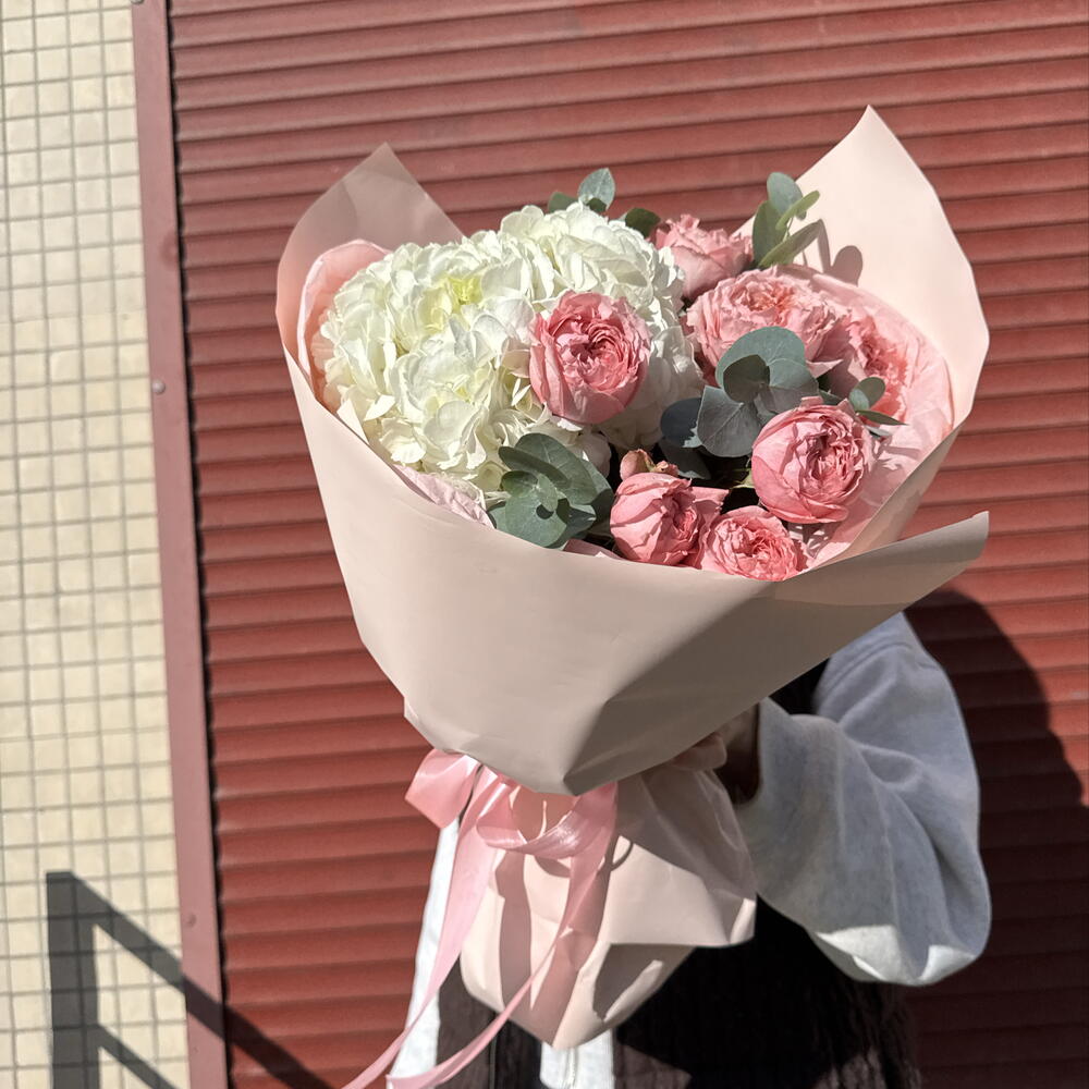 Букет милый 🥰 «нежные касания» в составе гортензия, кустовая роза JULIETTA, эвкалипт