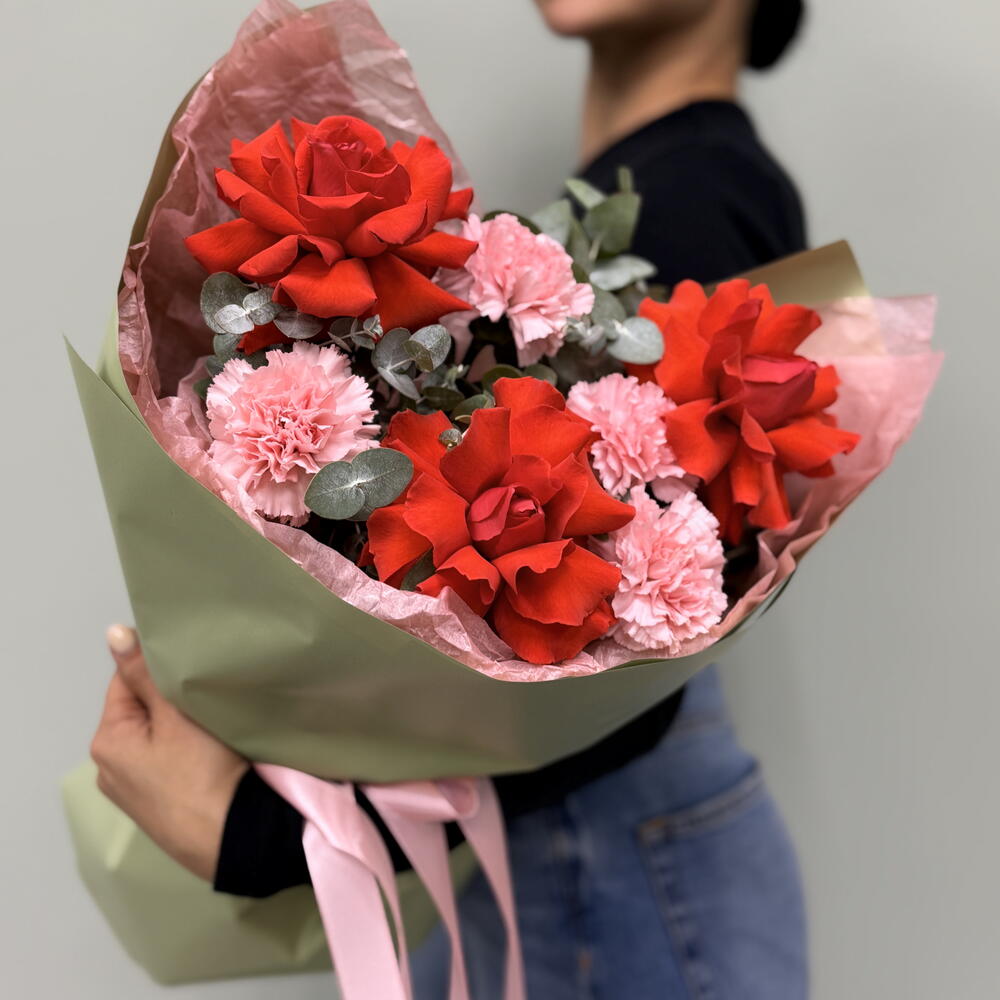 Авторский букет «Тихий шик: французская роза и стойкий диантус» 💐🎀