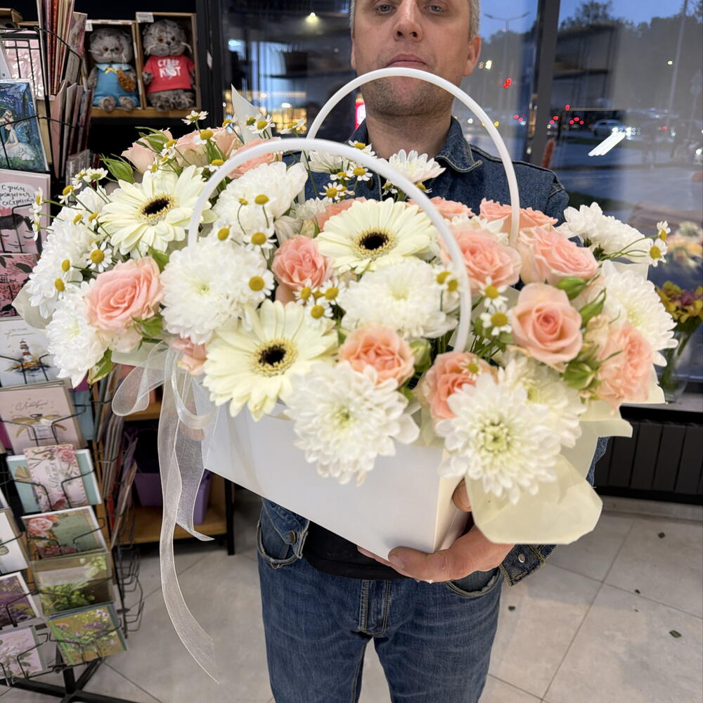 Нежная композиция из Гербер и хризантем в стильной сумочке 🌸