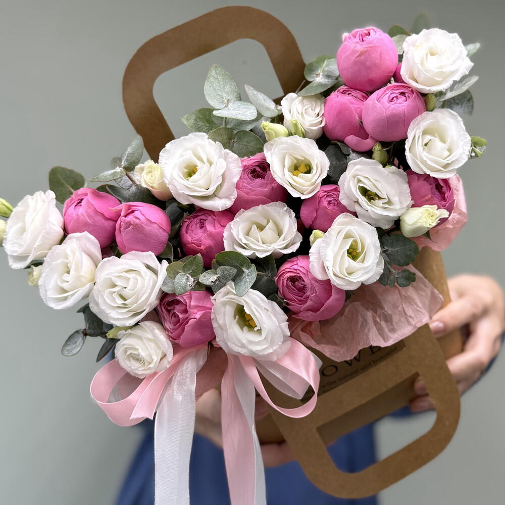 Цветы в коробке «Алиса» из пион роз Silva Pink и стойкими лизиантусами