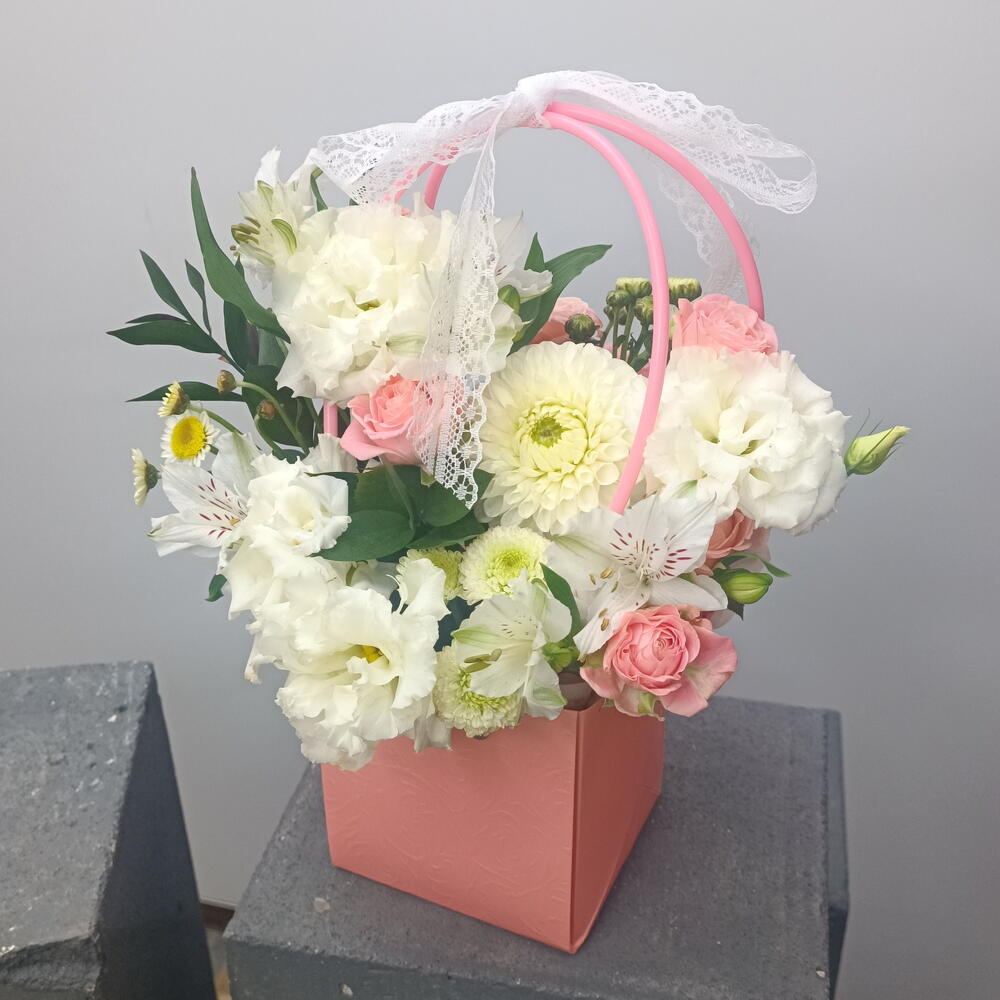 Нежный комплимент 🌸из георгин, кустовых роз, диантусов , хризантемы и альстромерии