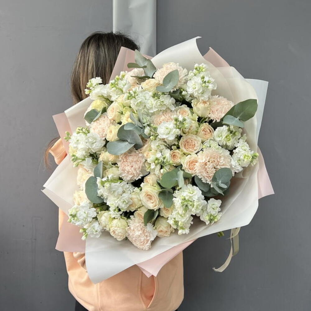 Большой букет с кустовыми розами, маттиолой и диантусами 🌸