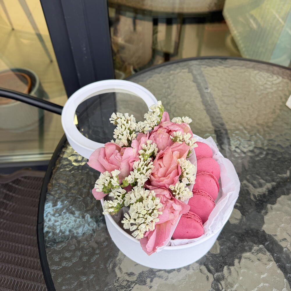 Коробочка с макаронс малина и розой Джульетта